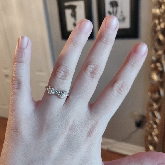 Silver rhinestone bow shaped ring - Picture 2 of 3